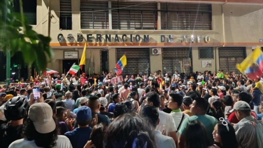 manifestantes protestan frente a la Gobernación de la provincia de Napo, Ecuador, 12 de diciembre de 2024.