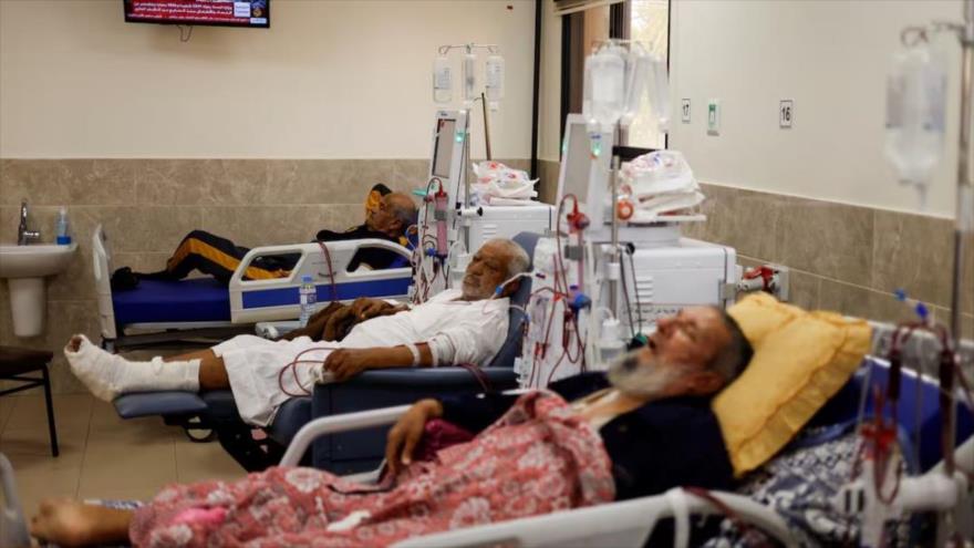 Tres pacientes con insuficiencia renal recibían hemodiálisis en el hospital Al-Nasser en Jan Yunis, en el sur del enclave palestino, 15 de octubre. (Foto: REUTERS)