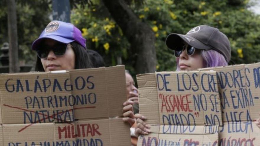 Manifestantes en Quito se oponen al establecimiento de una base militar de EE.UU. en Ecuador. (Foto: VOA Noticias)