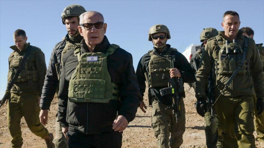 El primer ministro israelí, Benjamín Netanyahu (3.º de izda.), visita la cima del monte Hermón en el territorio sirio, 17 de diciembre de 2024. (Foto: GPO)