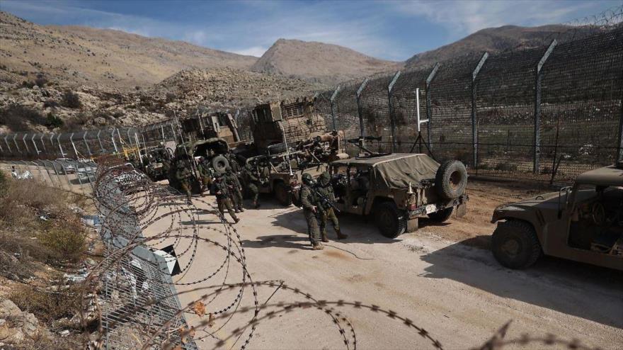 Vehículos israelíes se mueven por una carretera hacia el lado sirio de los Altos de Golán. (Foto: EFE)