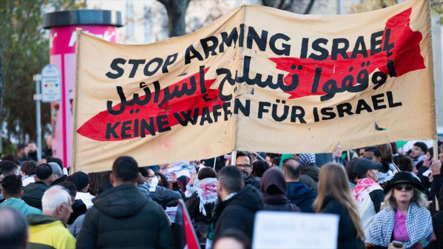 Los participantes en una marcha propalestina en Berlín sostienen una pancarta en la que se puede leer “Dejen de armar a Israel”, 2 de noviembre de 2024.