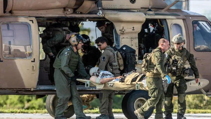 Ejército israelí evacua a sus soldados heridos en los combates en la Franja de Gaza en un helicóptero, 18 de diciembre de 2023.