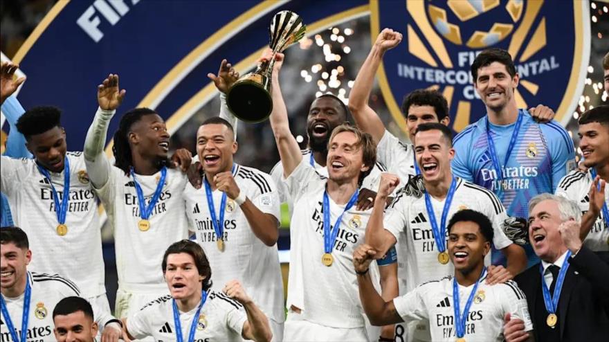 Jugadores del Real Madrid festejan Real su 4ª. Copa Intercontinental al vencer 3-0 al Pachuca.