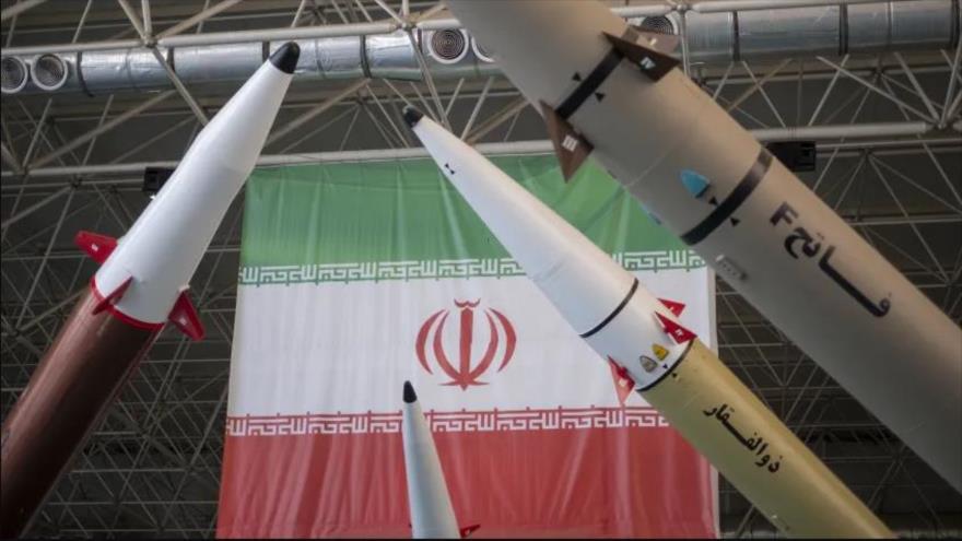 Misiles tierra-tierra iraníes fotografiados frente a una bandera de Irán en el Parque Aeroespacial Nacional del CGRI en Teherán, 11 de octubre de 2023.