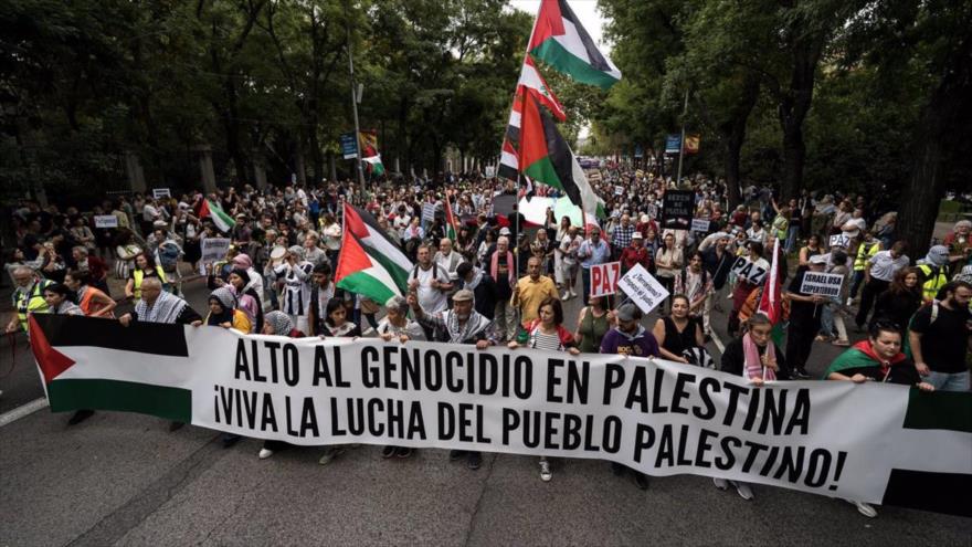 Cientos de españoles durante una manifestación a favor de Palestina, de Atocha a Sol, en Madrid (España), 5 de octubre de 2024.