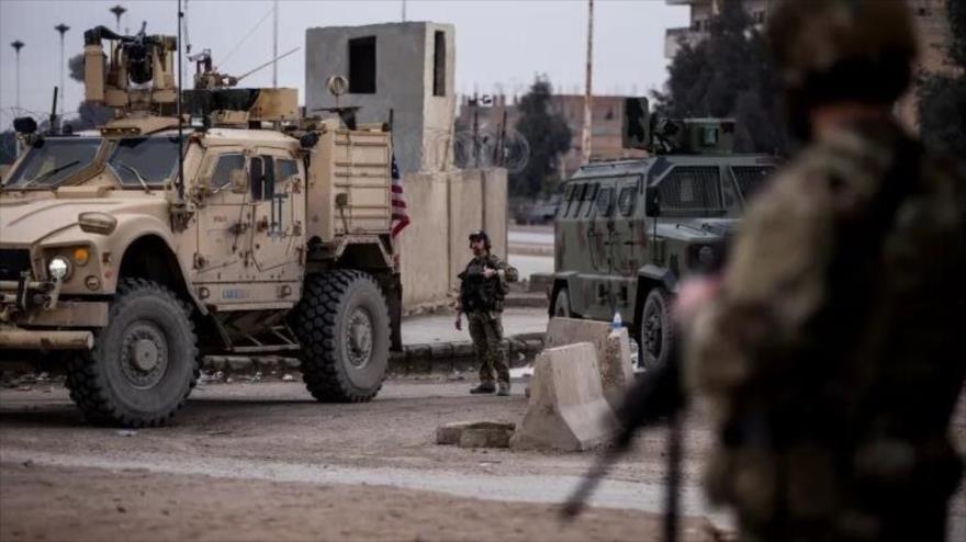 Soldados estadounidenses hacen guardia en Al-Hasakah, en el noreste de Siria, 27 de enero de 2022. (Foto: AP)