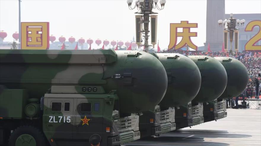 Misiles balísticos intercontinentales de China se ven durante un desfile militar en la Plaza de Tiananmen en Pekín en octubre de 2019. (Foto: AFP)