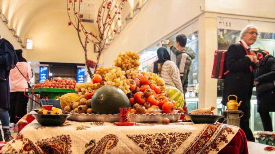 Iraníes celebran la fiesta de la Noche de Yalda en un mercado en Teherán, la capital, 19 de diciembre de 2024.