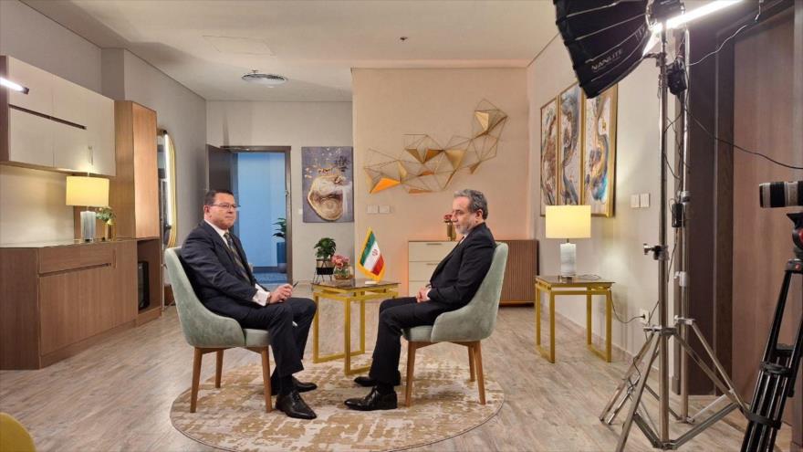 El canciller iraní, Seyed Abás Araqchi (decha.) durante una entrevista con la cadena al-Ghad en la capital egipcia, El Cairo, 20 de diciembre de 2024. 