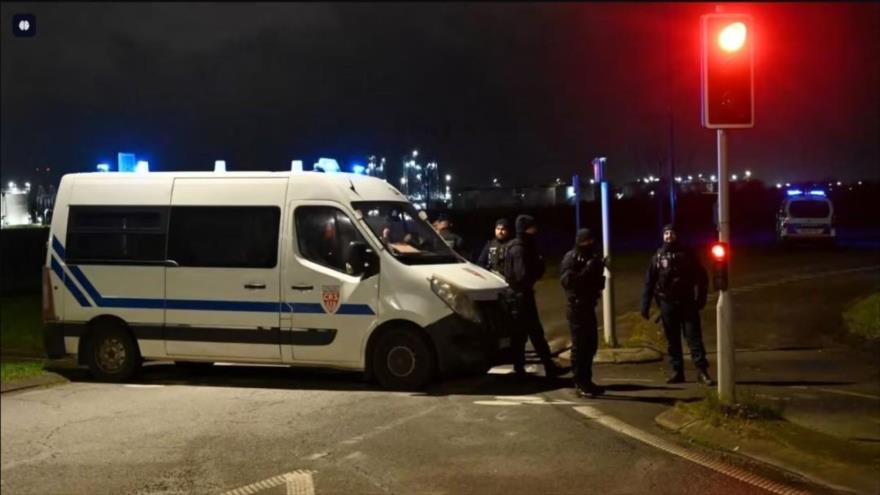 Policía francesa bloquea una carretera cerca de un campamento de migrantes donde 2 iranies fueron asesinados a tiros, cerca de Dunkerque, Francia, 14 de diciembre de 2024. (Foto: AFP)