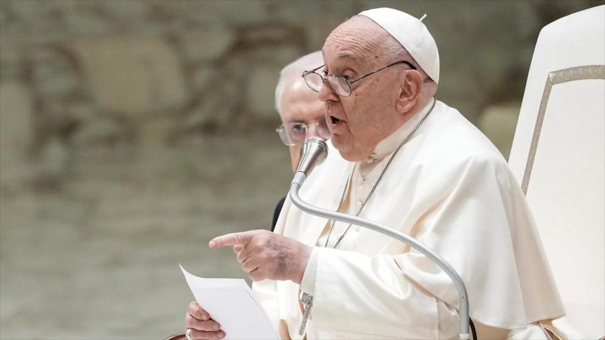 El papa Francisco intercambia saludos navideños con empleados del Vaticano, 21 de diciembre de 2024. (Foto AP)