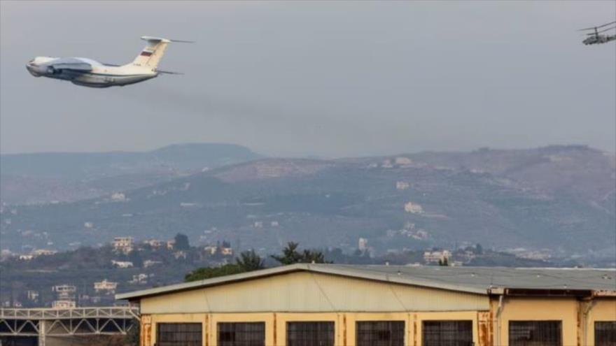 Un avión de transporte ruso despega de la base de Hmeimim, en Siria, mientras un helicóptero de ataque vuela detrás, 15 de diciembre de 2024. (Foto: Reuters)