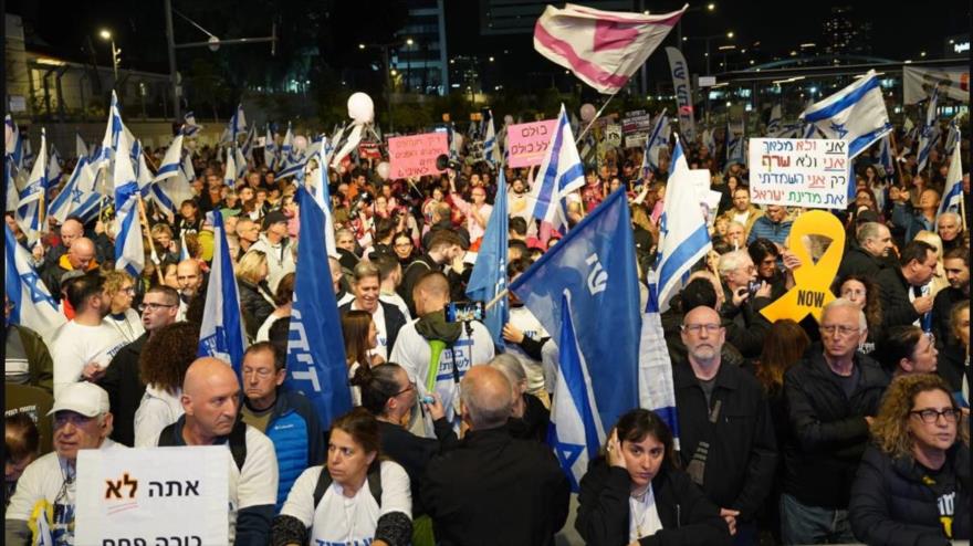 Los israelíes protestan contra el primer ministro israelí Benjamín Netanyahu, Tel Aviv, 21 de diciembre de 2024. 