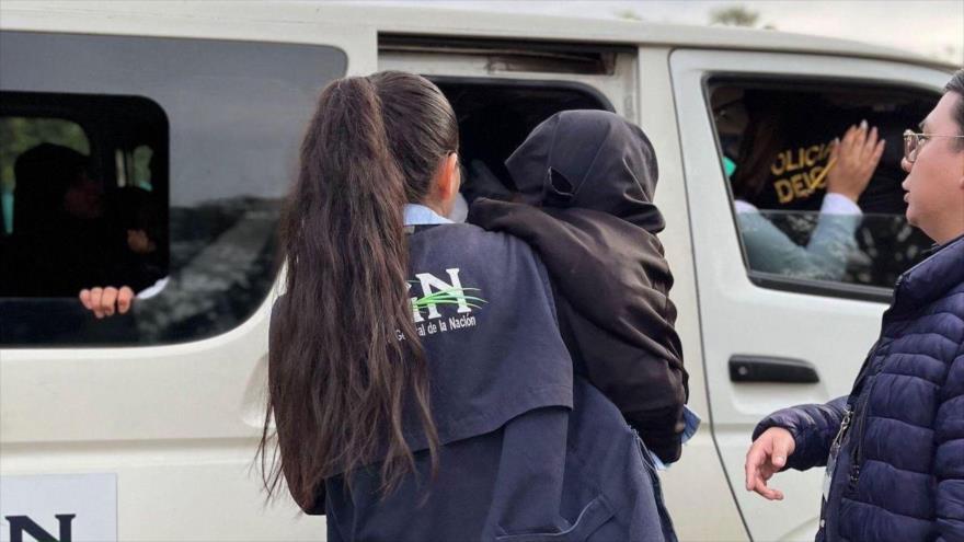 Esta imagen muestra a miembros de la Procuraduría General de Guatemala (PGN) participando en un operativo de rescate de menores en Guatemala, 20 de diciembre de 2024.