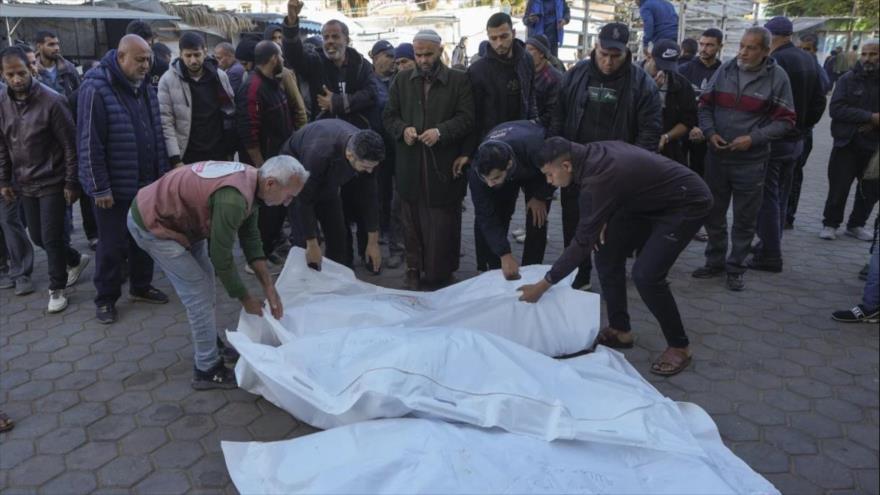 Cuerpos de las víctimas de un ataque aéreo israelí en el campo de refugiados de Al-Nuseirat se preparan para la oración fúnebre en Deir al-Balah, 21 de diciembre de 2024.