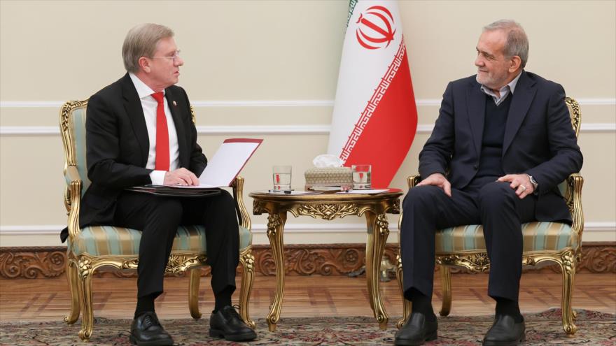 El presidente de Irán, Masud Pezeshkian, recibe al viceprimer ministro ruso, Vitali Saveliev, en Teherán, capital, 23 de diciembre de 2024. (Foto: President.ir)