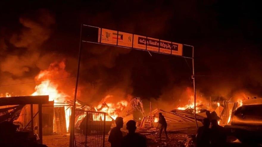 El incendio se desata tras un ataque israelí en una zona designada para desplazados palestinos en Rafah, en el sur de Gaza, 26 de mayo de 2024. (Foto: Reuters)