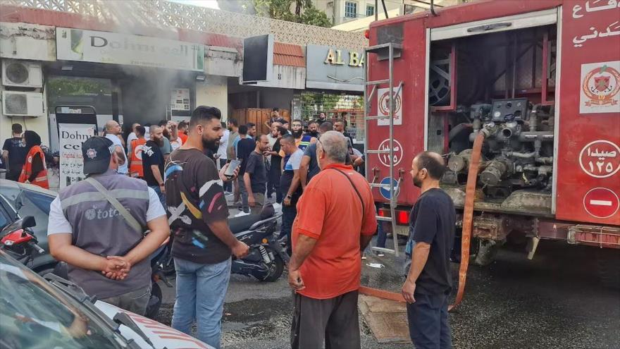 Un grupo de transeúntes tras explosión registrada en una tienda de móviles en Sidón, Líbano. (Foto: Reuters)