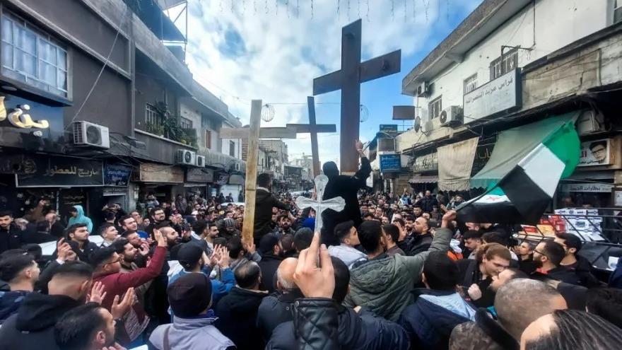 Sirios cristianos se manifiestan en Damasco, contra la quema de árboles de Navidad en la ciudad de Hama, el 24 de diciembre de 2024.