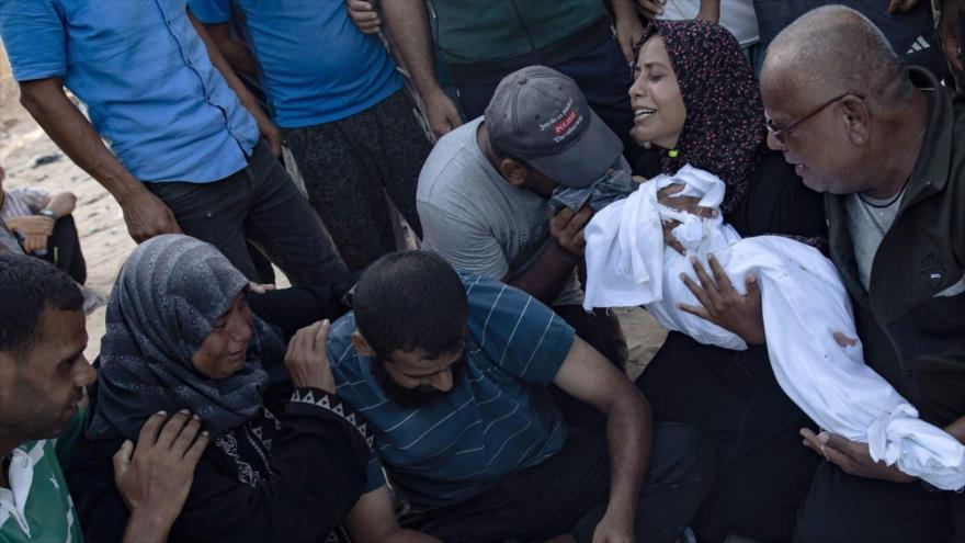 Una madre palestina sostiene el cuerpo de su bebé, que murió en un ataque aéreo israelí, hospital Al-Nasser, Jan Yunis, 28 de julio de 2024. (Foto: EFE)