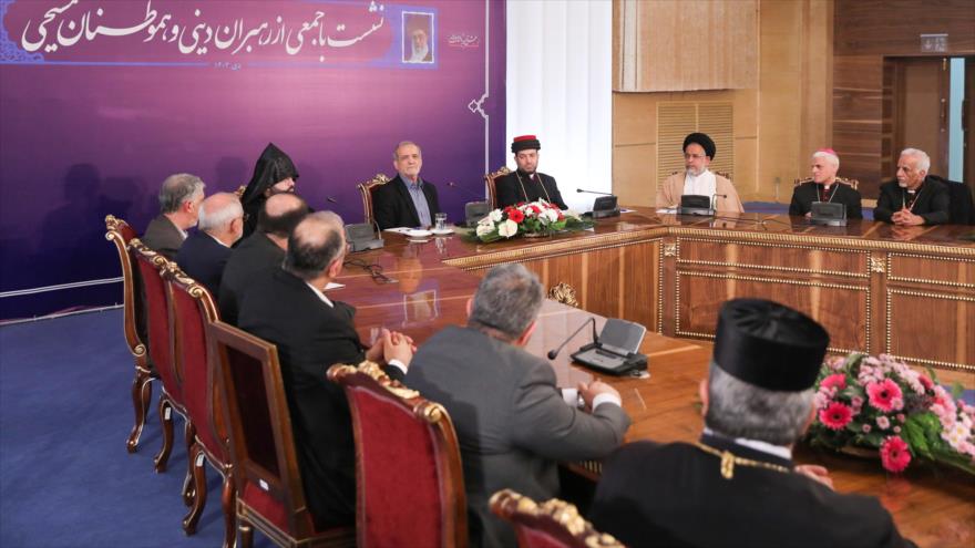 El presidente iraní, Masud Pezeshkian, reunido con un grupo de cristianos iraníes, 24 de diciembre de 2024. (Foto: President.ir)