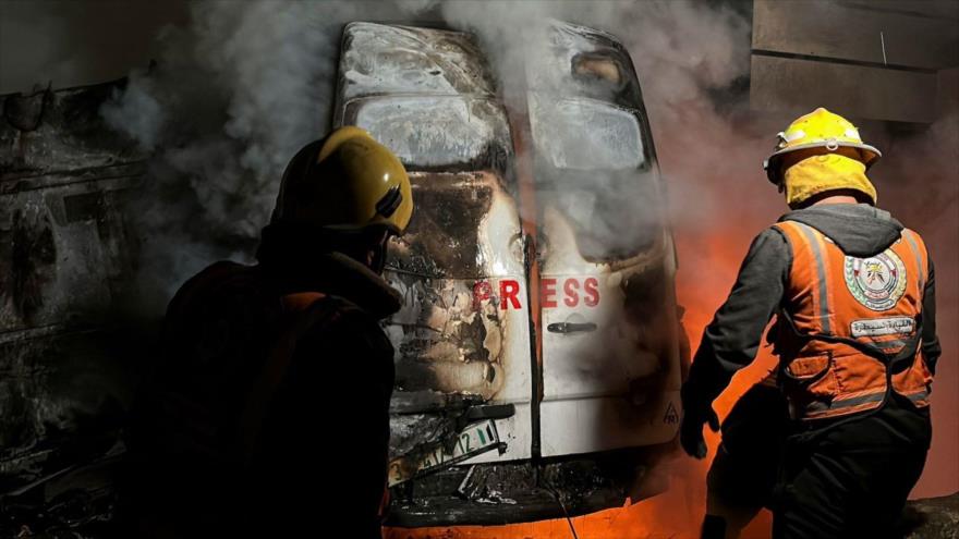 Trabajadores de emergencia de Defensa Civil Palestina apagan un incendio en una camioneta de radiodifusión luego de un ataque israelí que mató a cinco periodistas en el centro de Gaza, 26 de diciembre de 2024. (Foto: Reuters)
