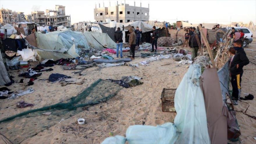 Niños observan el lugar del bombardeo israelí sobre las tiendas de campaña que albergan a palestinos desplazados en Jan Yunis, 25 de diciembre de 2024.