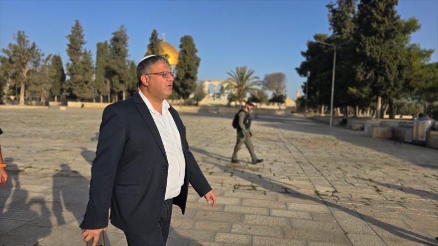 El ministro de seguridad israelí, Itamar Ben Gvir, irrumpe en el recinto de la Mezquita Al-Aqsa, 26 de diciembre de 2024.