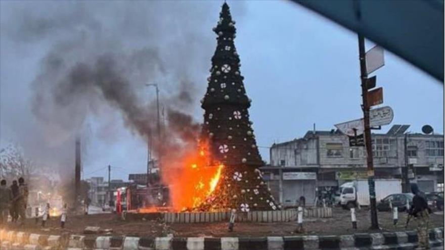 Árbol de Navidad quemado en Siria.