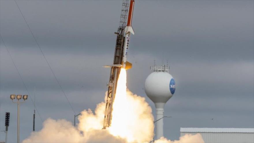 El Pentágono lanza un cohete sonda que transporta experimentos de armas hipersónicas desde Virginia, 26 de octubre de 2022. (Foto: REUTERS)