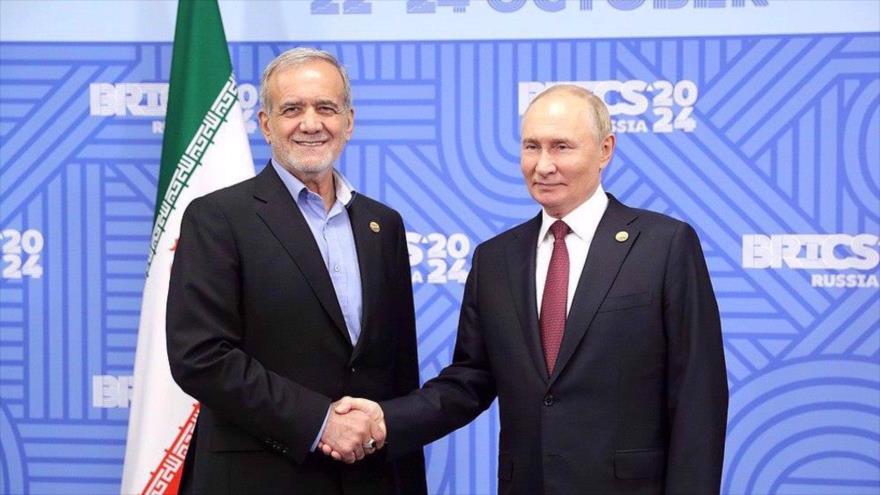 El presidente iraní, Masud Pezeshkian (izda.), y su homólogo ruso, Vladímir Putin, posan tomando una foto en el marco de su cita al margen de la cumbre BRICS en Kazán (Rusia), 23 de octubre de 2024.