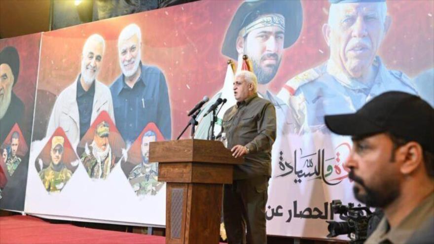 El jefe de Al-Hashad Al-Shabi de Irak, Faleh al-Fayad, habla en una ceremonia en el aniversario del martirio del general iraní Qasem Soleimani, y sus camaradas, 27 de diciembre de 2024.