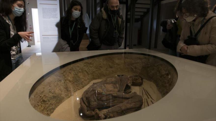 Un guía turístico explica a los visitantes la historia del hallazgo arqueológico de una momia, Museo Egipcio de Turín (Italia), 1 de febrero de 2021.