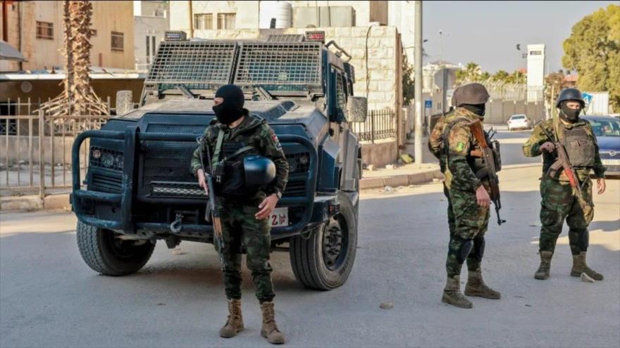 Las fuerzas de seguridad de la Autoridad palestina hacen guardia en un puesto de control en Yenín tras los enfrentamientos con combatientes palestinos, diciembre de 2024. (Foto: AFP)