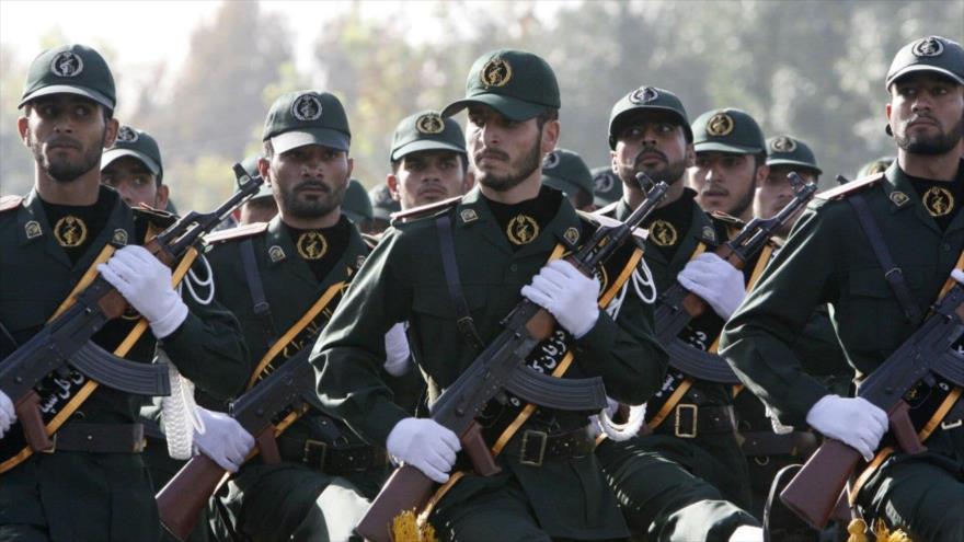 Las fuerzas del Cuerpo de Guardianes de la Revolución Islámica (CGRI) de Irán realizan un desfile.