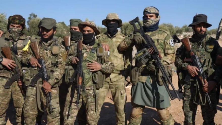 Los combatientes de Hayat Tahrir al-Sham (HTS) tras ingresar a la aldea de Anjara, en las afueras occidentales de Alepo, 28 de noviembre de 2024.