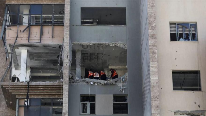 Los palestinos inspeccionan el lugar de un ataque israelí al hospital Al-Wafa, 29 de diciembre de 2024. (Foto: Reuters)