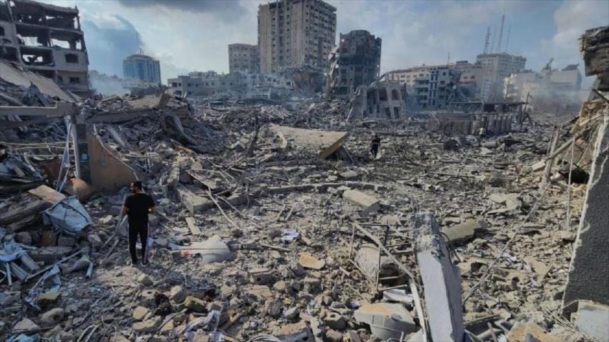 Un hombre palestino está caminando entre las destrucciones perpetradas por Israel en Gaza. (Foto:AP)