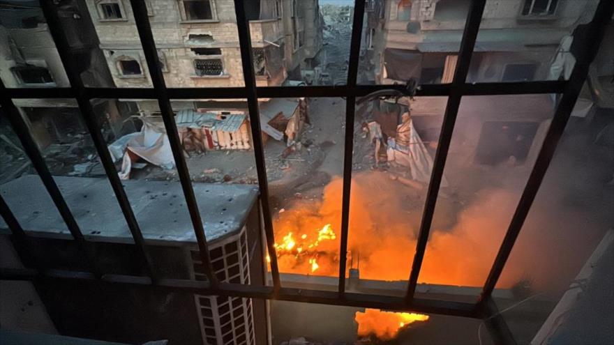 Un incendio en el hospital Kamal Adwan durante la agresión militar israelí, Beit Lahiya, norte de la Franja de Gaza, 18 de diciembre de 2024.