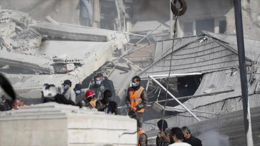 Los servicios de emergencia trabajan en un edificio alcanzado por un ataque aéreo israelí en Damasco, Siria, enero de 2024. (Foto: AP)