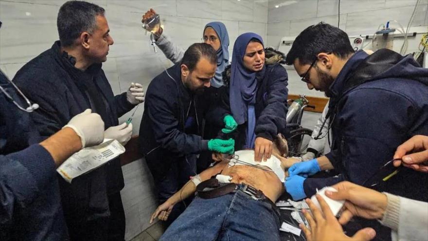 Un herido es atendido en el Hospital Kamal Adwan, en el norte de Gaza, tras los ataques aéreos israelíes al hospital, diciembre de 2024. (Foto: Getty Images)