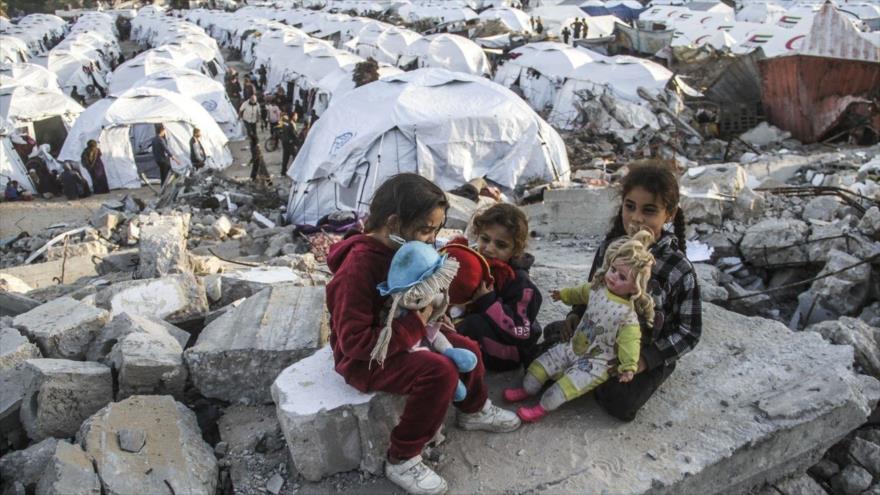 Niños en un campo de desplazados en Gaza, diciembre de 2024. (foto: Europa Press)