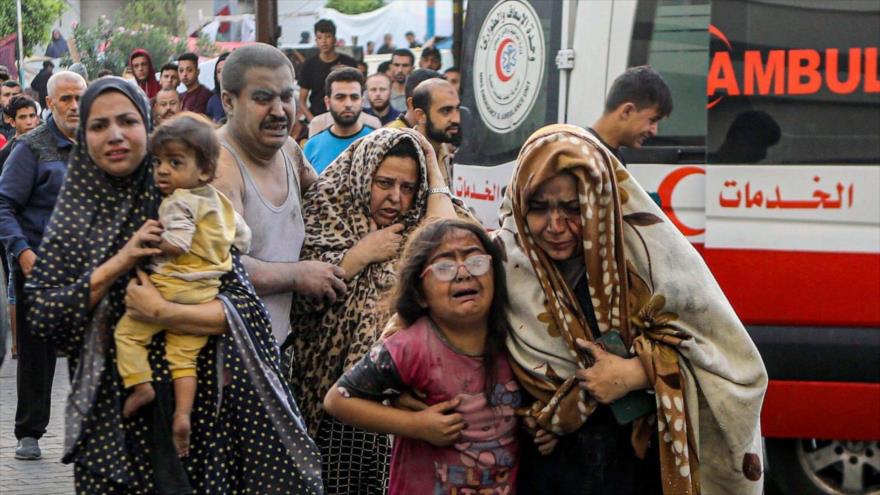 Palestinos heridos llegan al hospital Al-Shifa tras los ataques aéreos israelíes en la ciudad de Gaza, en el centro de la Franja de Gaza,16 de octubre de 2023.