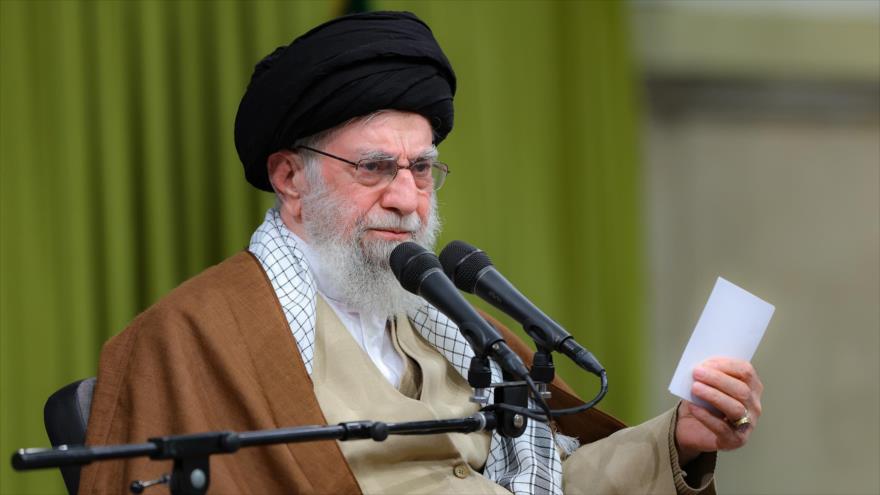 El Líder de Irán, el ayatolá Seyed Ali Jamenei, en un encuentro con un grupo de los iraníes, 22 de diciembre de 2024. (Foto: Khamenei.ir)