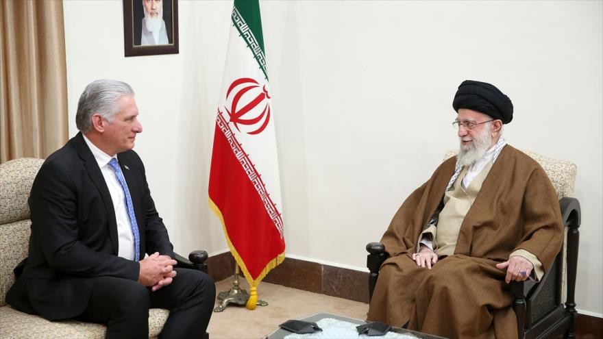 El Líder de Irán, el ayatolá Seyed Ali Jamenei (dcha.), durante una reunión con el presidente de Cuba, Miguel Díaz-Canel, en Teherán, capital iraní.