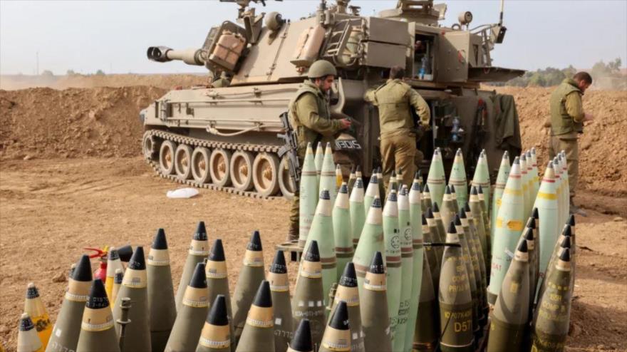Soldados israelíes inspecciona proyectiles de artillería, 9 de octubre de 2023. (Foto: AFP)
