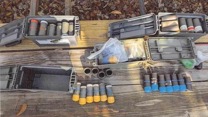 Esta foto del FBI parece mostrar explosivos descubiertos en la casa familiar de Brad Spafford en Virginia.