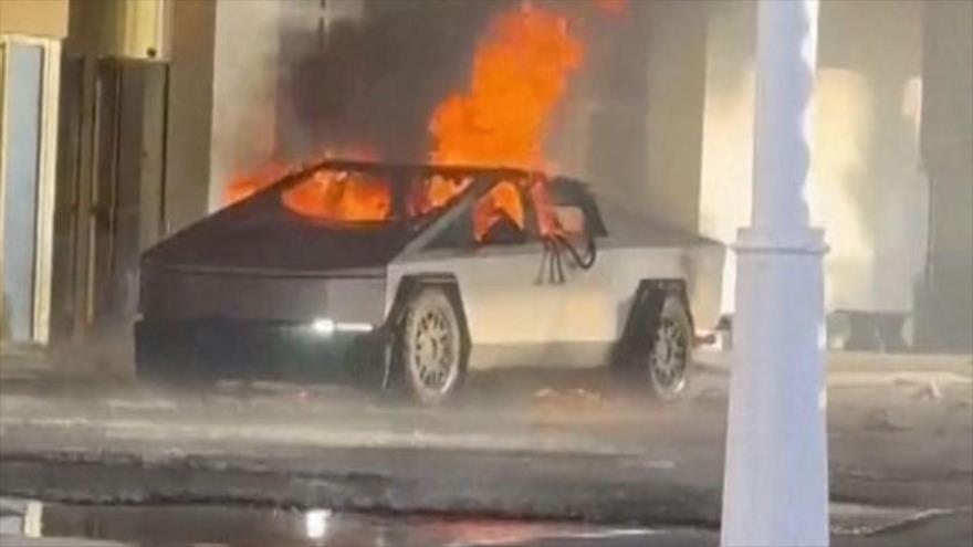 Un muerto tras explosión de furgoneta de Tesla en un hotel Trump en EEUU | HISPANTV