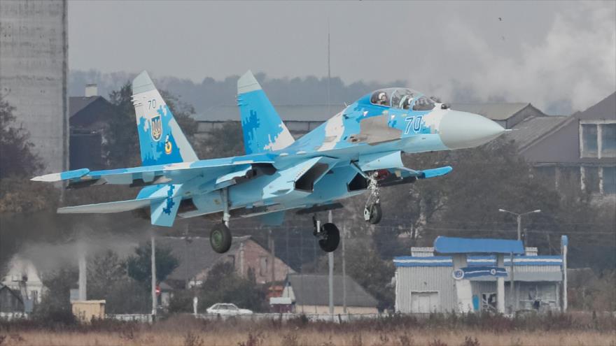 Un avión de combate ucraniano Su-27 aterriza durante unos ejercicios militares en la región de Khmelnytskyi, 12 de octubre de 2018. (Foto: Reuters)